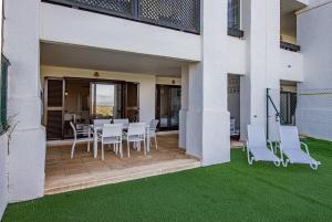 Balkon lub taras w obiekcie Alcaidesa Golf and Beach 2356