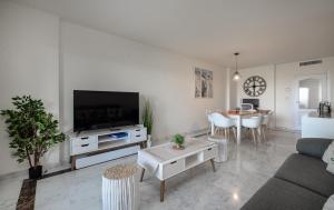 Telewizja i/lub zestaw kina domowego w obiekcie Alcaidesa Golf and Beach 2356
