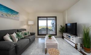 Telewizja i/lub zestaw kina domowego w obiekcie Alcaidesa Golf and Beach 2356