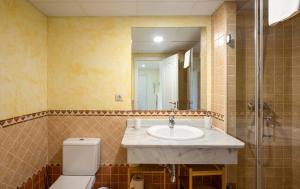 łazienka z umywalką, toaletą i lustrem w obiekcie Alcaidesa Golf and Beach 2356 w mieście La Alcaidesa +21 zdjęć
