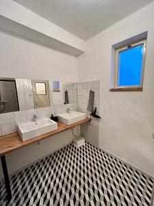 ein Badezimmer mit zwei Waschbecken und einem karierten Boden in der Unterkunft O Tom Nevim in Sušice