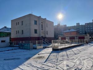 un edificio en construcción con el sol en el fondo en O Tom Nevim en Sušice