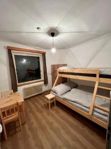 1 dormitorio con litera y mesa en O Tom Nevim en Sušice