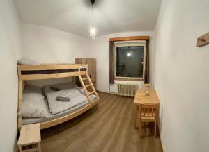 Postel nebo postele na pokoji v ubytování O Tom Nevim
