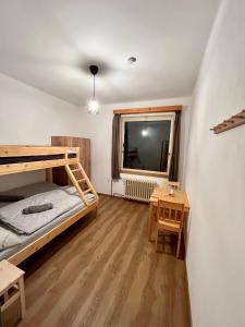 Postel nebo postele na pokoji v ubytování O Tom Nevim