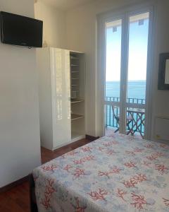 A television and/or entertainment centre at Sollevante Guest House