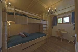 1 dormitorio con 2 literas y escritorio en Chesa Sur Puoz 15 - Samedan en Samedan