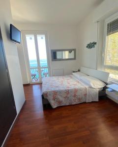 una camera con letto e vista sull'oceano di Sollevante Guest House a Riomaggiore