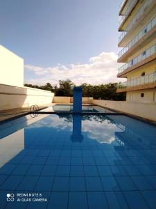 une piscine sur le toit d'un bâtiment dans l'établissement Excelente Apartamento no Centro de Bertioga, à Bertioga