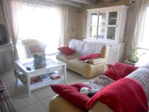 sala de estar con sofá y mesa en Villa de 4 chambres avec piscine privee et jardin amenage a Saint Vincent Rive d'Olt, en Saint-Vincent-Rive-dʼOlt
