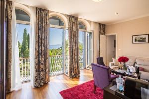 ein Wohnzimmer mit einem großen Fenster mit Aussicht in der Unterkunft Hotel Park Split in Split