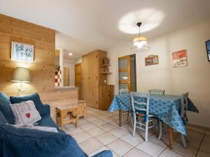 拉克呂薩的住宿－Appartement La Clusaz, 2 pièces, 6 personnes - FR-1-304-98，客厅配有桌子和沙发