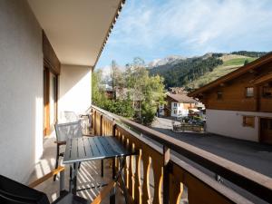 拉克呂薩的住宿－Appartement La Clusaz, 2 pièces, 6 personnes - FR-1-304-98，山景阳台(带桌子)