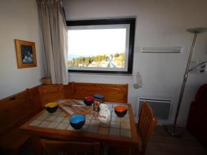 Appartement Chamrousse, 2 pièces, 4 personnes - FR-1-340-81にあるレストランまたは飲食店