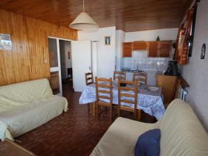 een woonkamer met een tafel en een eetkamer bij Appartement Chamrousse, 2 pièces, 6 personnes - FR-1-340-101 in Chamrousse