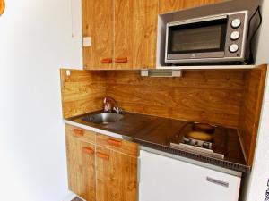 Een keuken of kitchenette bij Studio Chamrousse, 1 pièce, 4 personnes - FR-1-340-74