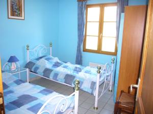 2 camas en una habitación con paredes azules y ventana en Maison Fort-Mahon-Plage, 4 pièces, 6 personnes - FR-1-482-43, en Fort-Mahon-Plage