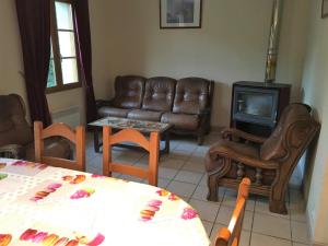 sala de estar con muebles de cuero y TV en Maison Fort-Mahon-Plage, 4 pièces, 6 personnes - FR-1-482-43, en Fort-Mahon-Plage