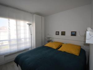 Habitación blanca con cama y ventana en Appartement Arcachon, 2 pièces, 4 personnes - FR-1-420-71, en Arcachon