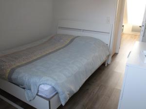 een slaapkamer met een bed met een blauwe deken bij Maison Quend, 3 pièces, 4 personnes - FR-1-482-45 in Quend