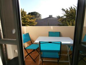 una mesa y sillas en un balcón con vistas en Appartement Seignosse, 2 pièces, 4 personnes - FR-1-239-460, en Seignosse
