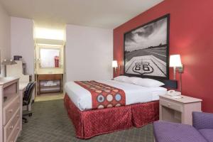 Ein Bett oder Betten in einem Zimmer der Unterkunft Sandia inn & suites