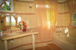 Ein Badezimmer in der Unterkunft Classique International in Dominica