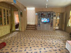 a living room with a tv and a floor at Himalayan Breeze Homestay in Srinagar