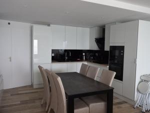 Η κουζίνα ή μικρή κουζίνα στο Appartement moderne 2 chambres, proche plage, jusqu'à 6 pers. - FR-1-197-423