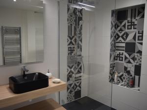 Ένα μπάνιο στο Appartement moderne 2 chambres, proche plage, jusqu'à 6 pers. - FR-1-197-423 +14 φωτογραφίες