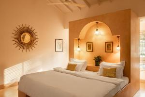 Кровать или кровати в номере VILLA M - SOLITUDE 1 CANDOLIM GOA 3BHK, Pool Facing, Near Beach, Free Breakfast, Free WIFI and Prime Location