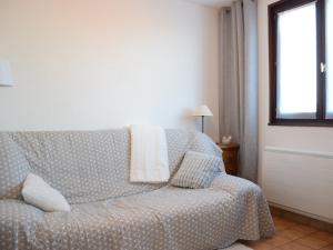 een woonkamer met een bank en een raam bij Appartement Évian-les-Bains, 2 pièces, 4 personnes - FR-1-498-15 in Évian-les-Bains