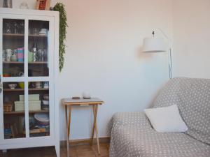 een woonkamer met een bank en een tafel bij Appartement Évian-les-Bains, 2 pièces, 4 personnes - FR-1-498-15 in Évian-les-Bains