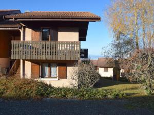 een huis met een balkon aan de zijkant bij Appartement Évian-les-Bains, 2 pièces, 4 personnes - FR-1-498-15 in Évian-les-Bains