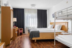 1 Schlafzimmer mit 2 Betten und 1 Etagenbett in der Unterkunft Hotell Frykenstrand; Sure Hotel Collection by Best Western in Sunne