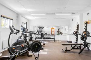 een fitnessruimte met diverse loopbanden en hometrainers bij Hotell Frykenstrand; Sure Hotel Collection by Best Western in Sunne