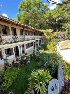 an old building with a garden in front of it at Pousada das Artes in Tiradentes