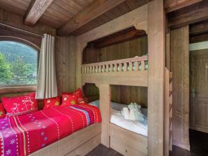 ein Schlafzimmer mit einem Etagenbett in einem Blockhaus in der Unterkunft Chalet Méribel, 8 pièces, 10 personnes - FR-1-565-65 in Les Allues