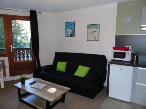 Kuchyňa alebo kuchynka v ubytovaní Studio rénové à Valfréjus, 4 pers, proche des pistes, balcon sud, cuisine équipée, draps inclus - FR-1-561-100