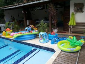 A piscina localizada em Casa praia Camburi com piscina ou nos arredores