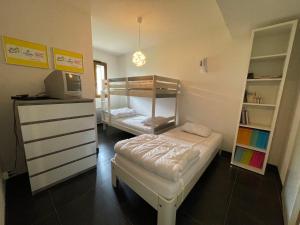 Cette petite chambre dispose d'un lit et d'une commode. dans l'établissement Appartement spacieux proche télécabine avec Wi-Fi, terrasse et parking - FR-1-692-30, à La Chapelle-dʼAbondance