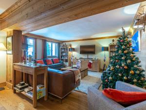 a living room with a christmas tree in it at Appartement Val-d'Isère, 5 pièces, 8 personnes - FR-1-694-114 in Val-d'Isère