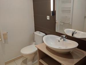 Kúpeľňa v ubytovaní Charmant studio avec accès piscine à Jausiers - 4 pers, 27 m² - FR-1-165B-55