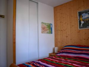 Posteľ alebo postele v izbe v ubytovaní Appartement 2 pièces cabine, plein sud, balcon, parking, à 800m du centre de Font-Romeu - FR-1-580-80