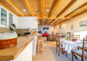 kuchnia i salon z jadalnią i stołem w obiekcie Ocean Breeze w mieście Colares