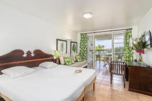 una camera con letto, scrivania e balcone di Village Sainte Luce - maeva Home a Sainte-Luce