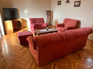 sala de estar con sofá, 2 sillas y TV en Mira en Barbat na Rabu