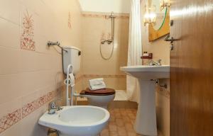 bagno con servizi igienici e lavandino di O - São Gonçalo Central Guesthouse a Lagos