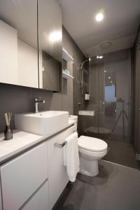 e bagno con servizi igienici, lavandino e doccia. di Spring Hill - beautiful apartment a Brisbane