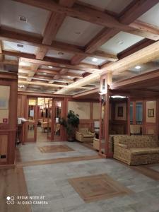 una gran sala de estar con techos de madera y sofás en Hotel Breuil en Breuil-Cervinia